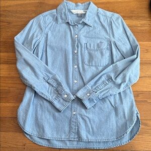 🫐Old Navy denim classic shirt. Light wash. Size XS.